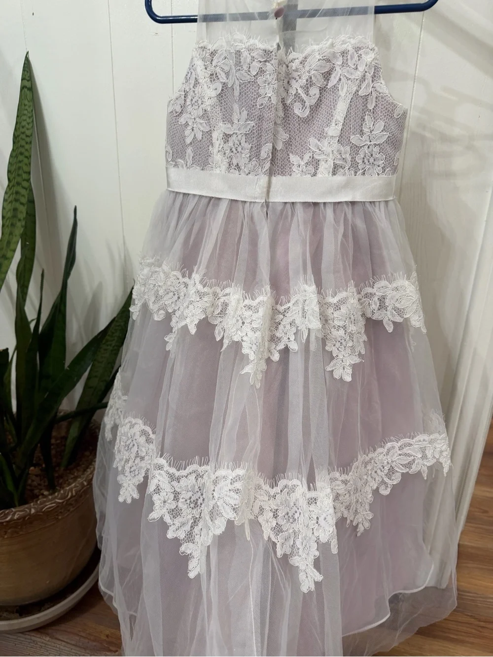 Little girls David’s Bridal Lace & Tulle Dress size 5 - Picture 6 of 9